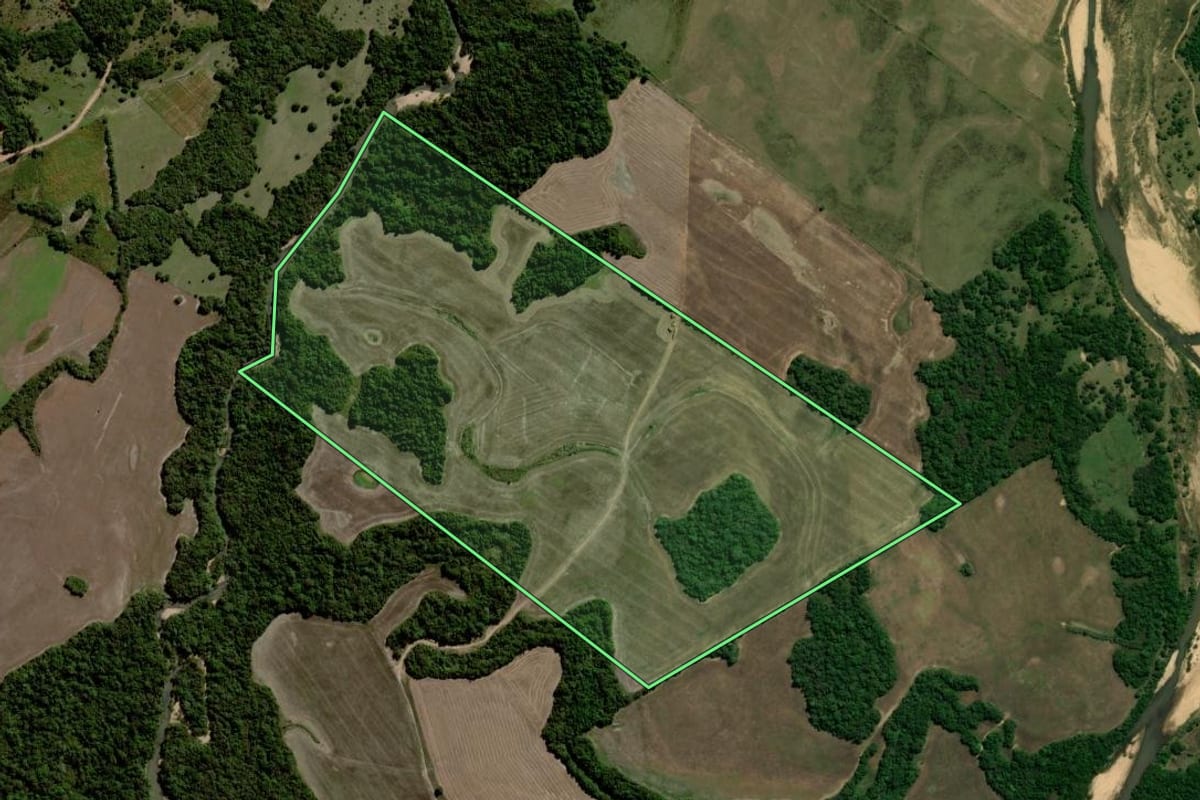 Imagem de satélite do imóvel rural em Piratini (RS), com o contorno declarado no CAR desenhado por cima.