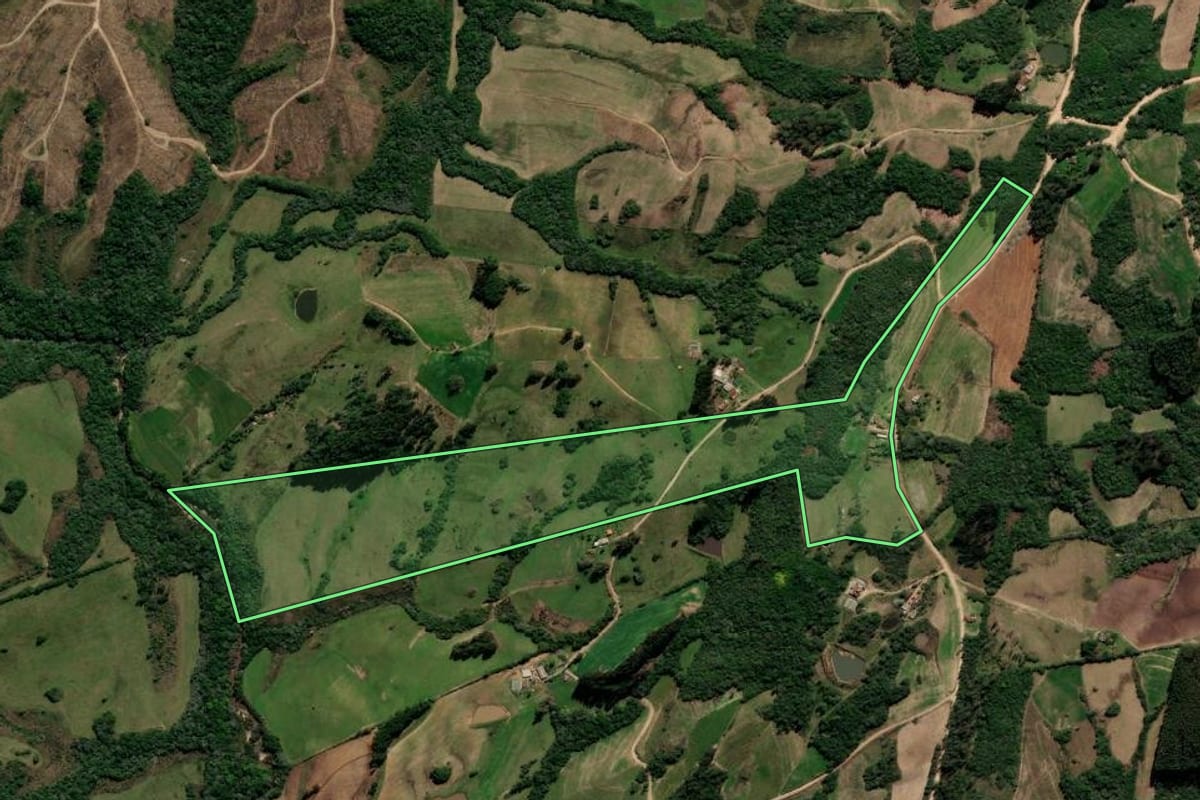 Imagem de satélite do imóvel rural em Piratini (RS), com o contorno declarado no CAR desenhado por cima.