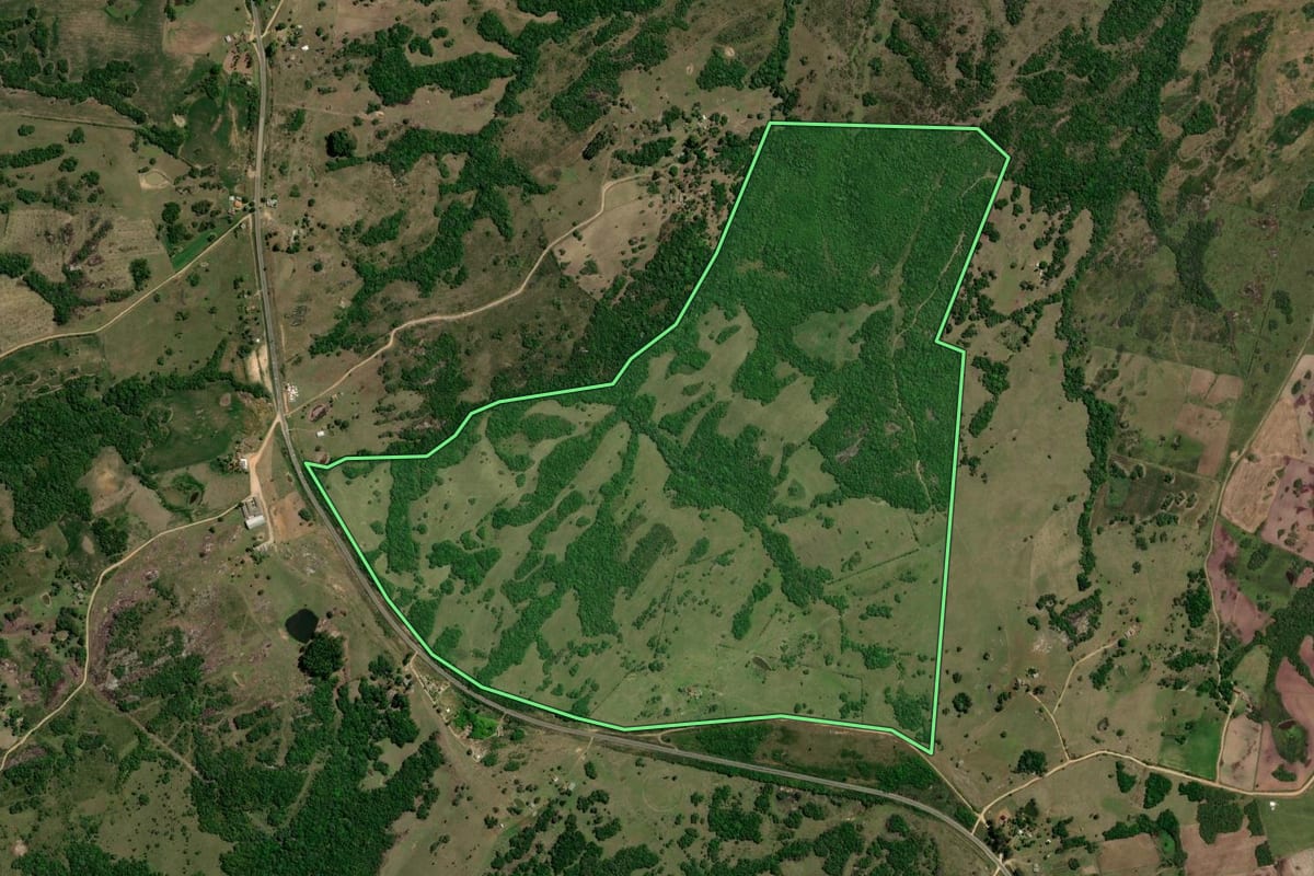 Imagem de satélite do imóvel rural em Piratini (RS), com o contorno declarado no CAR desenhado por cima.
