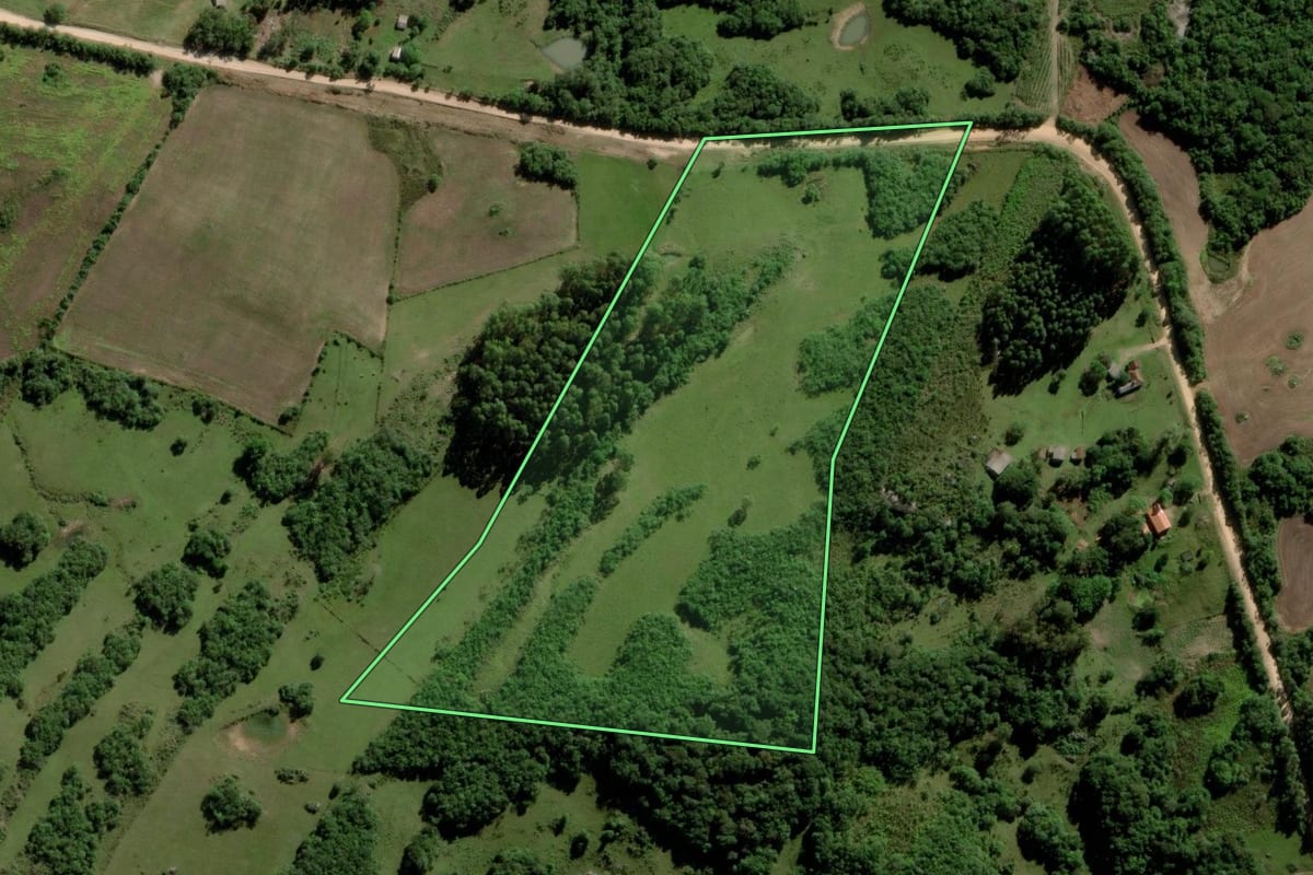 Imagem de satélite do imóvel rural em Piratini (RS), com o contorno declarado no CAR desenhado por cima.