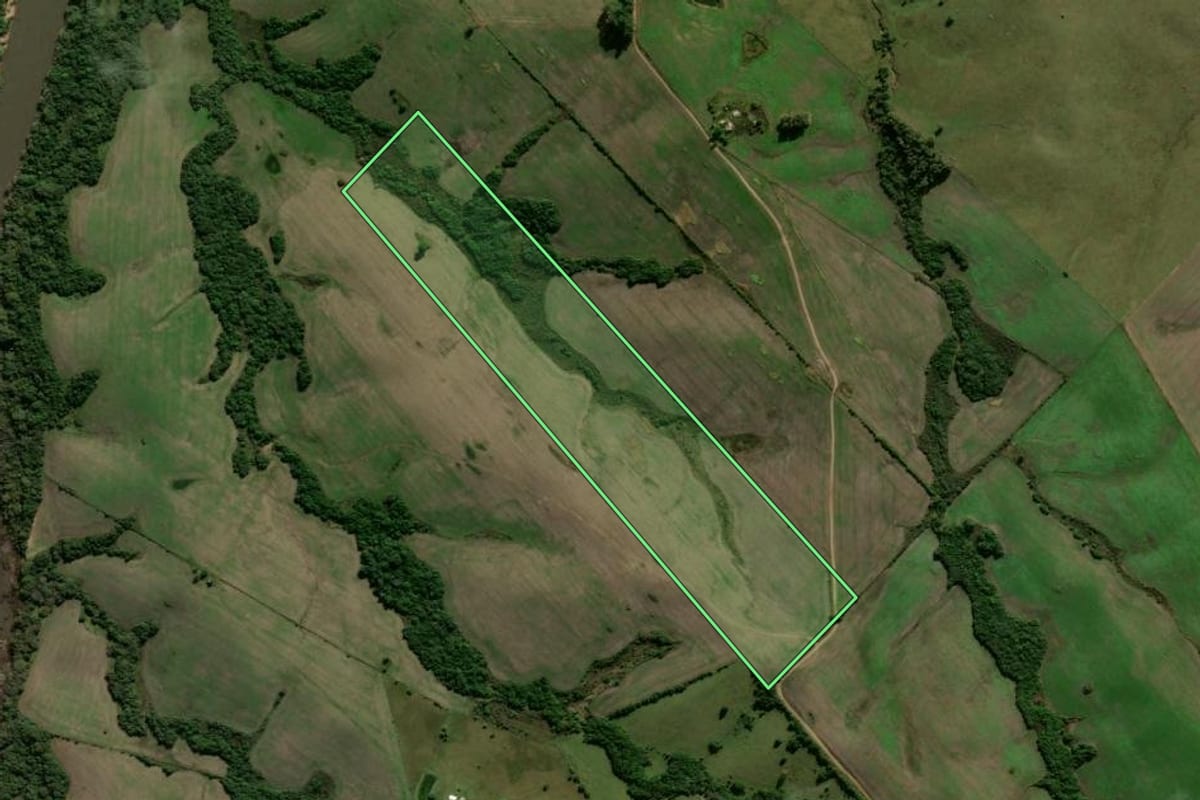 Imagem de satélite do imóvel rural em Piratini (RS), com o contorno declarado no CAR desenhado por cima.