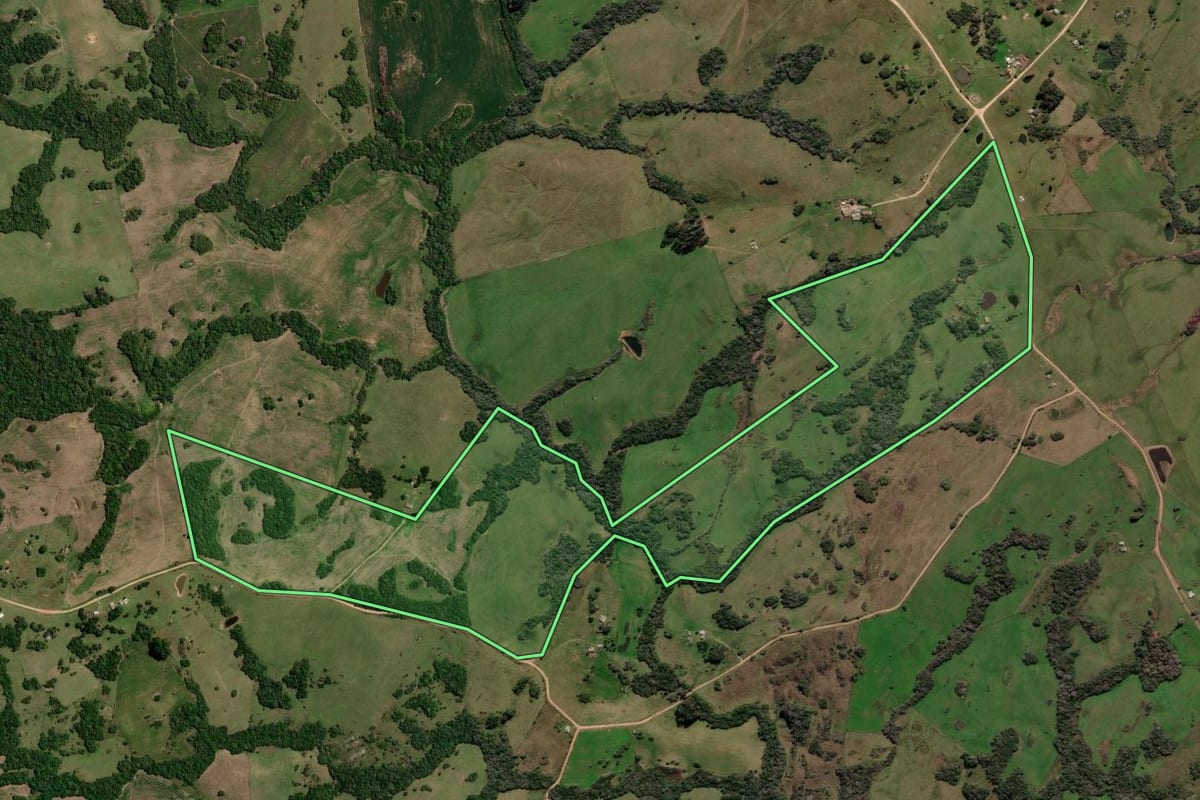 Imagem de satélite do imóvel rural em Piratini (RS), com o contorno declarado no CAR desenhado por cima.