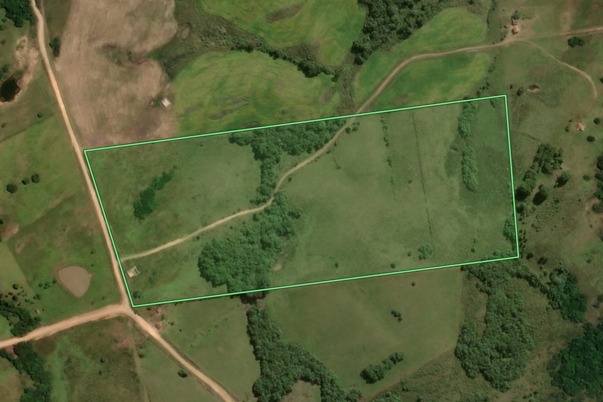 Imagem de satélite do imóvel rural em Piratini (RS), com o contorno declarado no CAR desenhado por cima.