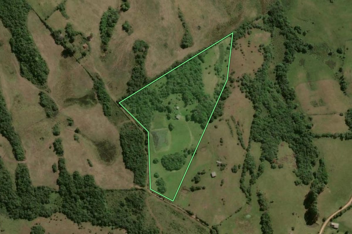 Imagem de satélite do imóvel rural em Piratini (RS), com o contorno declarado no CAR desenhado por cima.