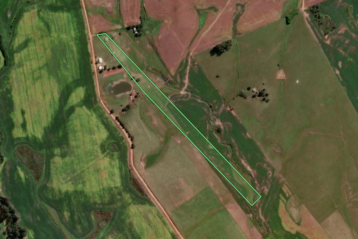 Imagem de satélite do imóvel rural em Piratini (RS), com o contorno declarado no CAR desenhado por cima.