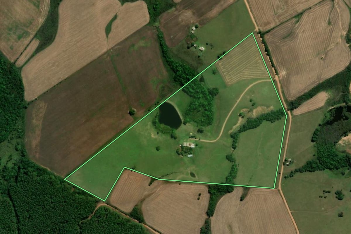 Imagem de satélite do imóvel rural em Piratini (RS), com o contorno declarado no CAR desenhado por cima.