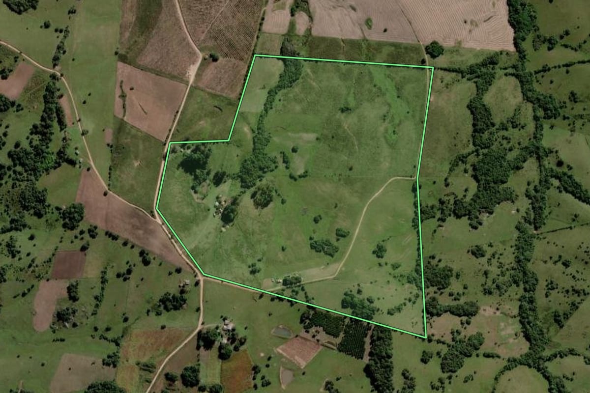 Imagem de satélite do imóvel rural em Piratini (RS), com o contorno declarado no CAR desenhado por cima.