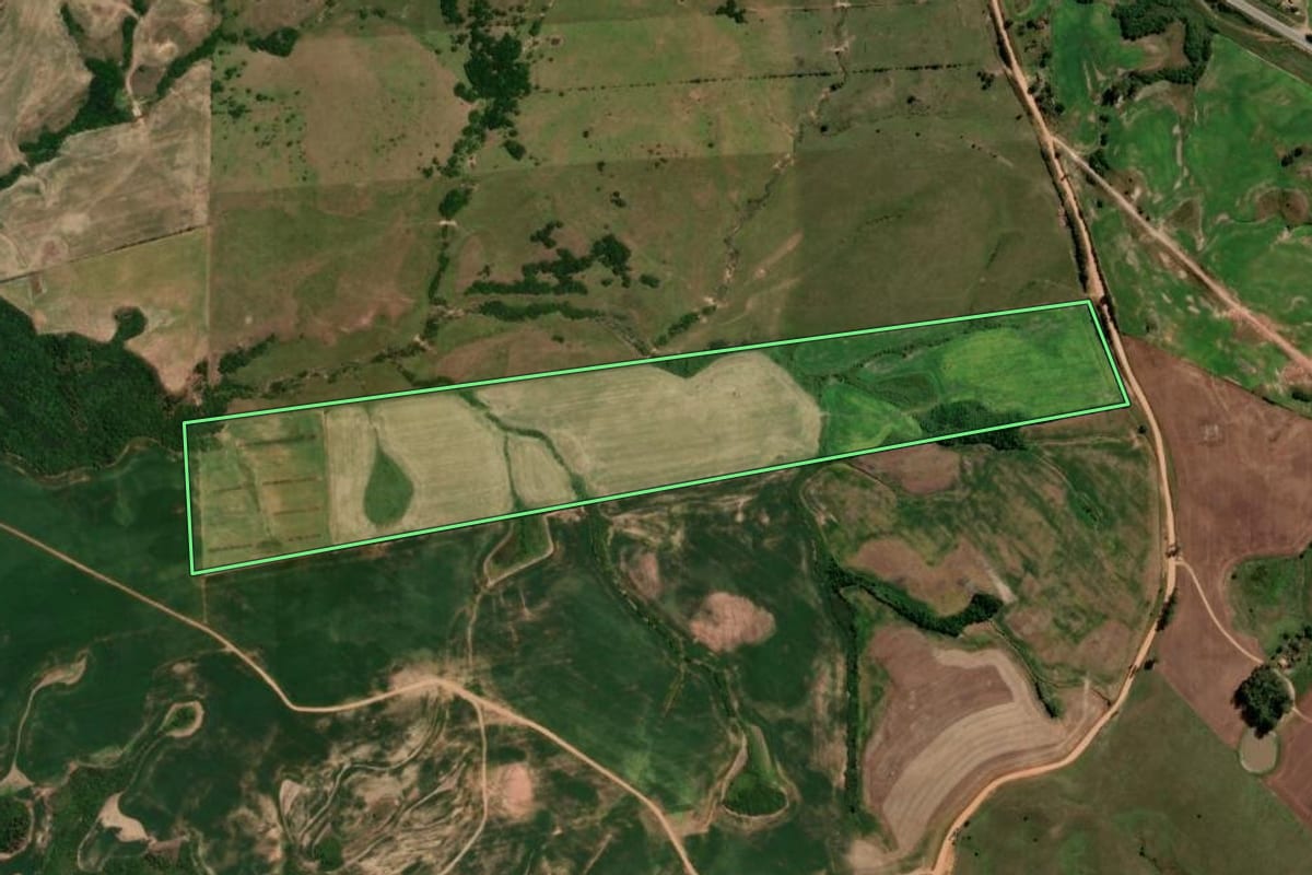 Imagem de satélite do imóvel rural em Piratini (RS), com o contorno declarado no CAR desenhado por cima.
