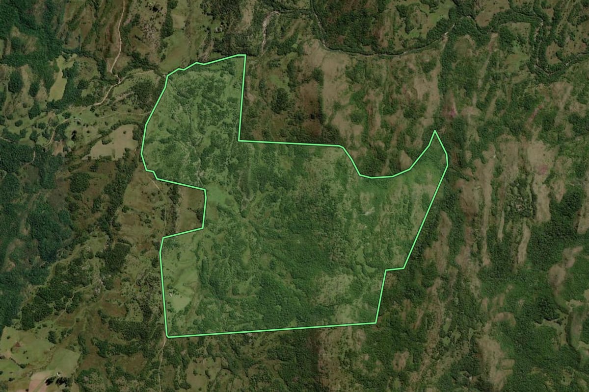 Imagem de satélite do imóvel rural em Piratini (RS), com o contorno declarado no CAR desenhado por cima.