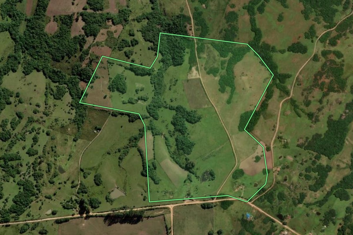 Imagem de satélite do imóvel rural em Piratini (RS), com o contorno declarado no CAR desenhado por cima.