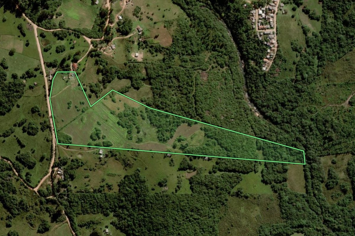 Imagem de satélite do imóvel rural em Piratini (RS), com o contorno declarado no CAR desenhado por cima.