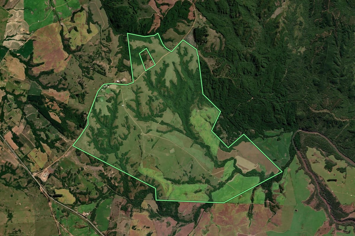 Imagem de satélite do imóvel rural em Piratini (RS), com o contorno declarado no CAR desenhado por cima.