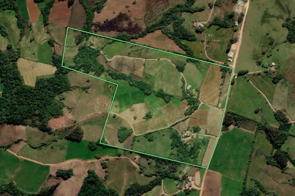 Imagem de satélite do imóvel rural em Piratini (RS), com o contorno declarado no CAR desenhado por cima.