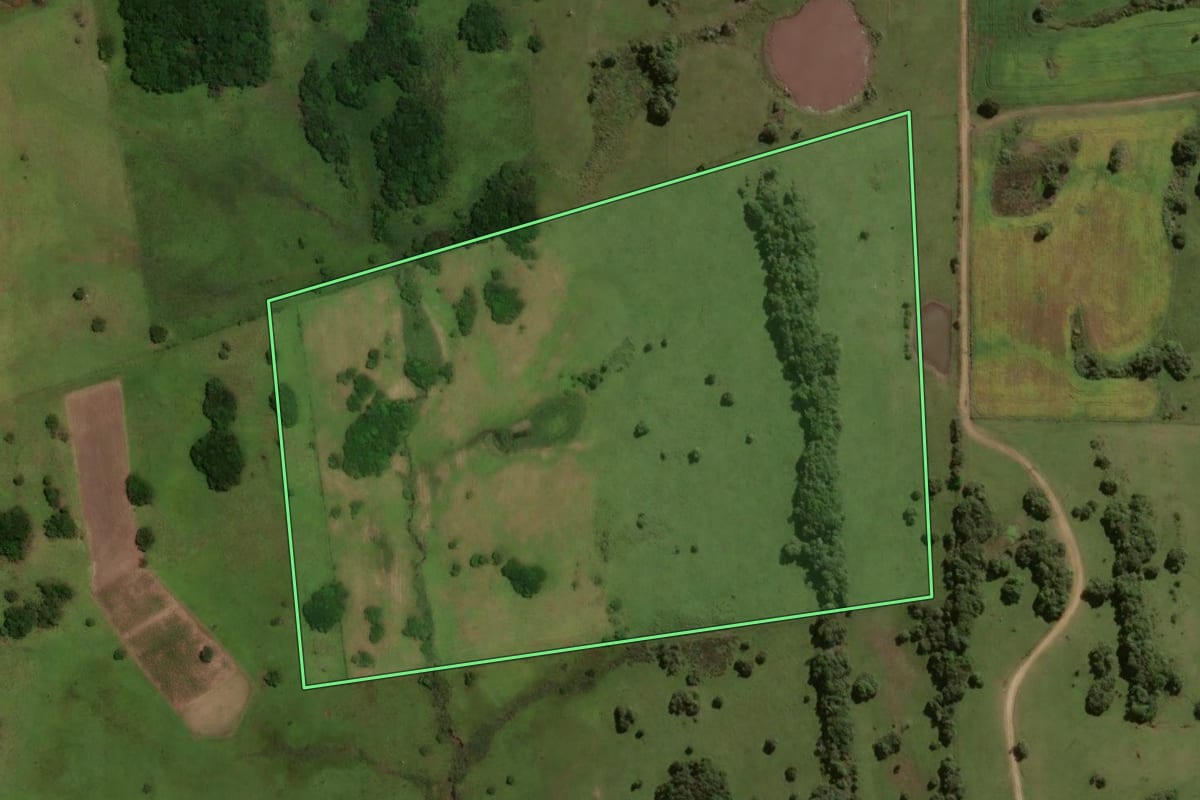 Imagem de satélite do imóvel rural em Piratini (RS), com o contorno declarado no CAR desenhado por cima.