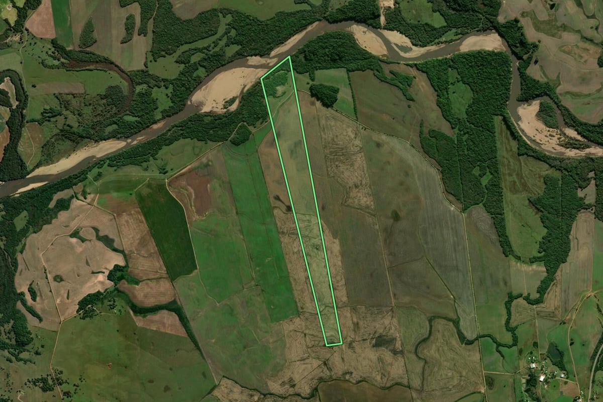 Imagem de satélite do imóvel rural em Piratini (RS), com o contorno declarado no CAR desenhado por cima.