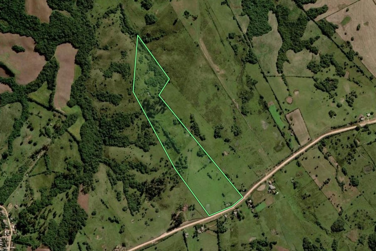Imagem de satélite do imóvel rural em Piratini (RS), com o contorno declarado no CAR desenhado por cima.