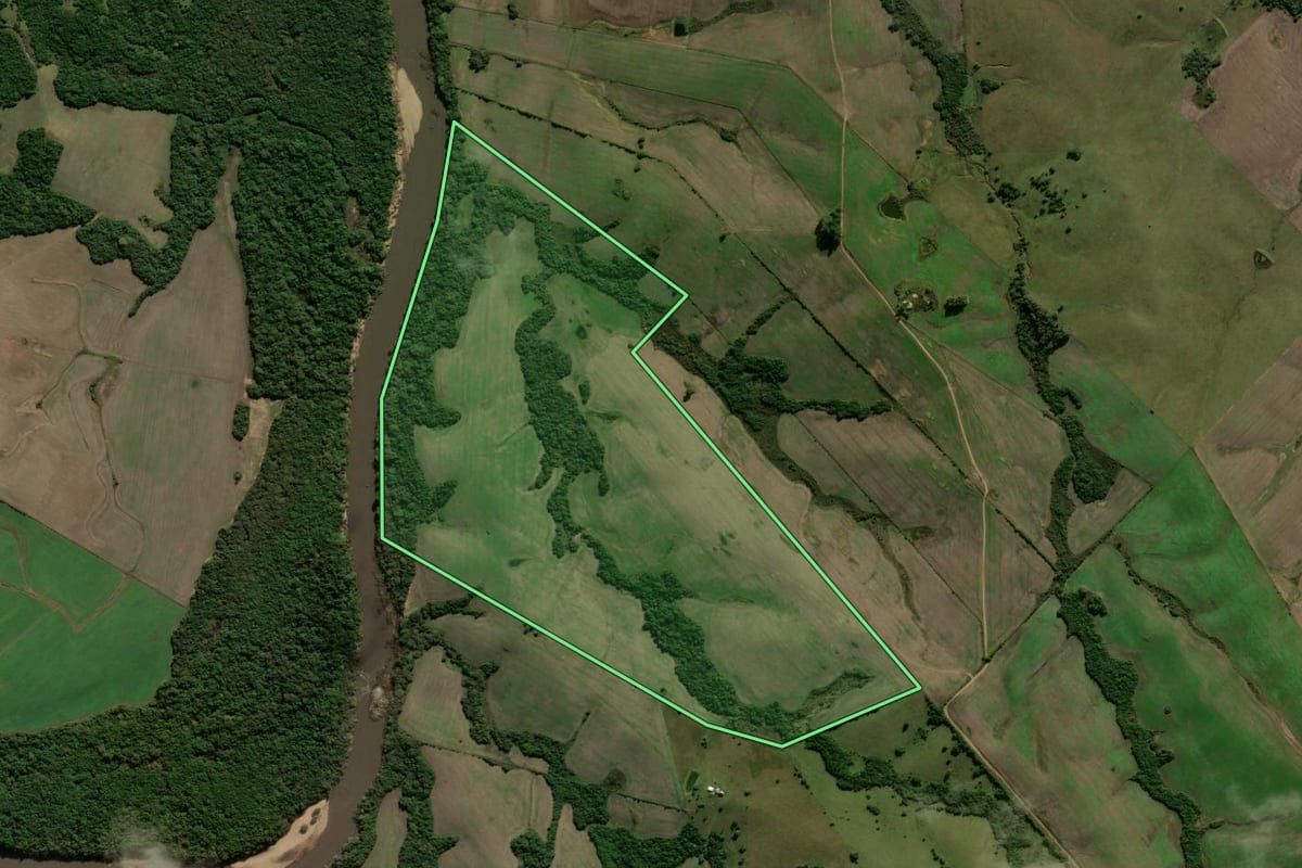 Imagem de satélite do imóvel rural em Piratini (RS), com o contorno declarado no CAR desenhado por cima.