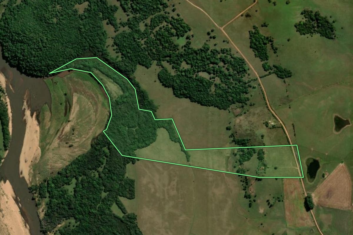 Imagem de satélite do imóvel rural em Piratini (RS), com o contorno declarado no CAR desenhado por cima.