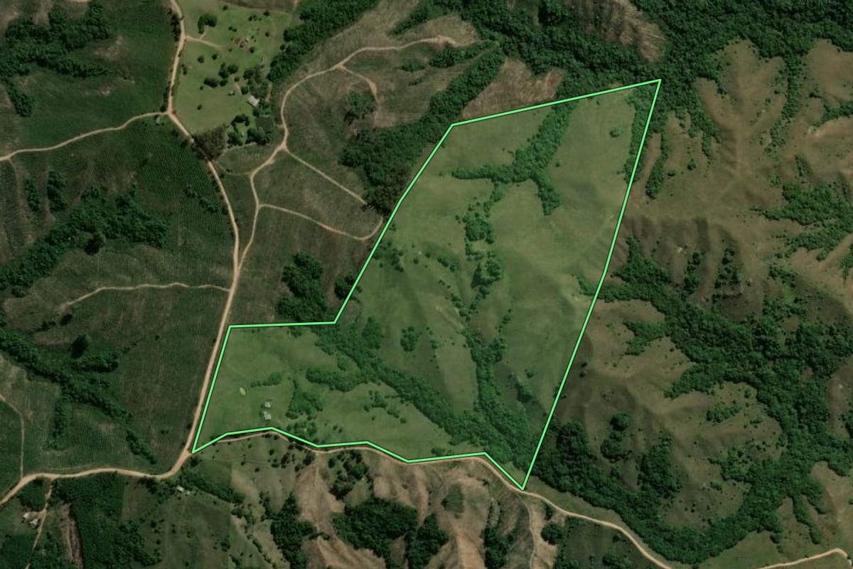 Imagem de satélite do imóvel rural em Piratini (RS), com o contorno declarado no CAR desenhado por cima.