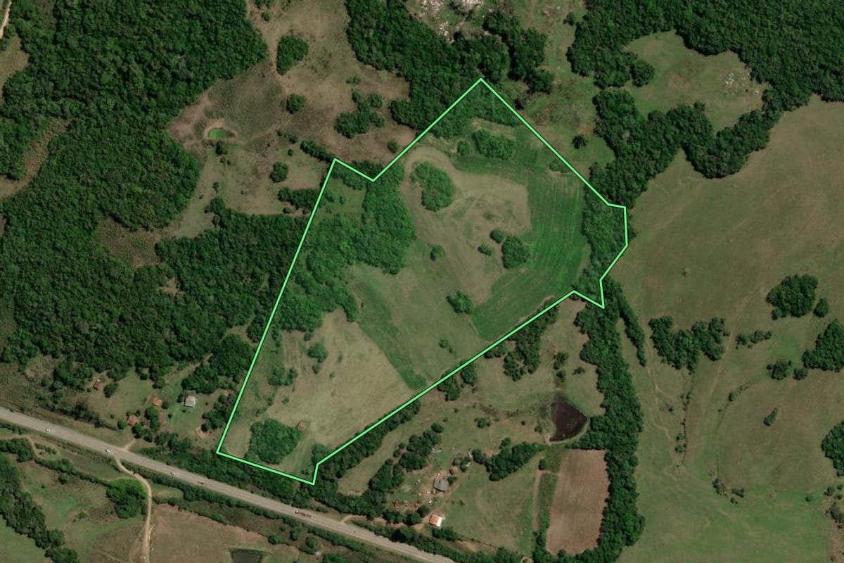 Imagem de satélite do imóvel rural em Piratini (RS), com o contorno declarado no CAR desenhado por cima.
