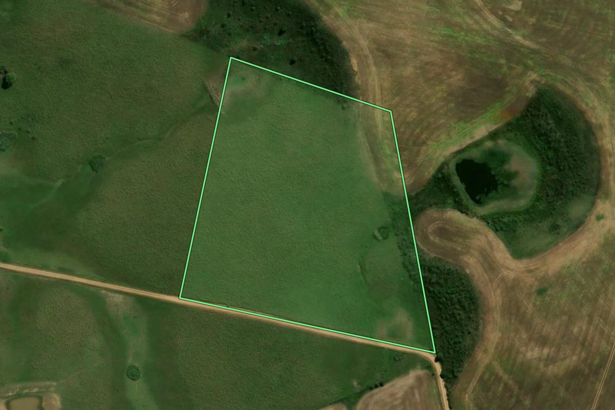 Imagem de satélite do imóvel rural em Piratini (RS), com o contorno declarado no CAR desenhado por cima.