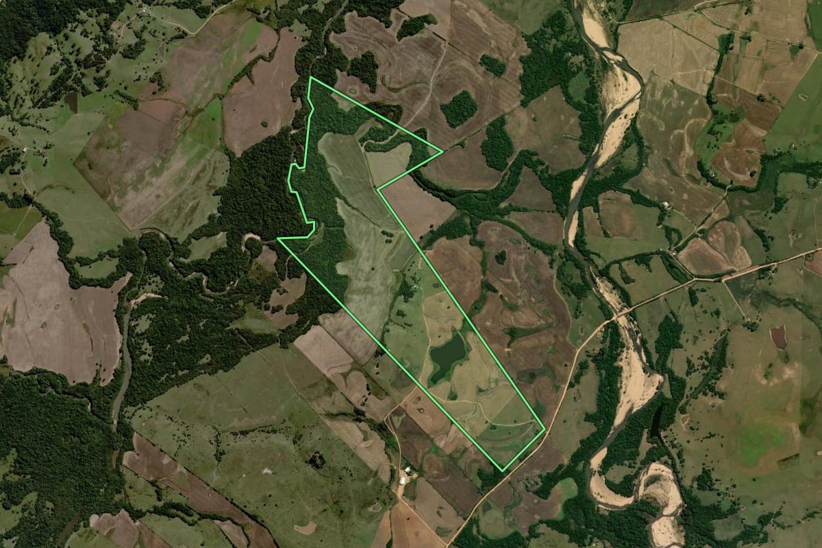 Imagem de satélite do imóvel rural em Piratini (RS), com o contorno declarado no CAR desenhado por cima.