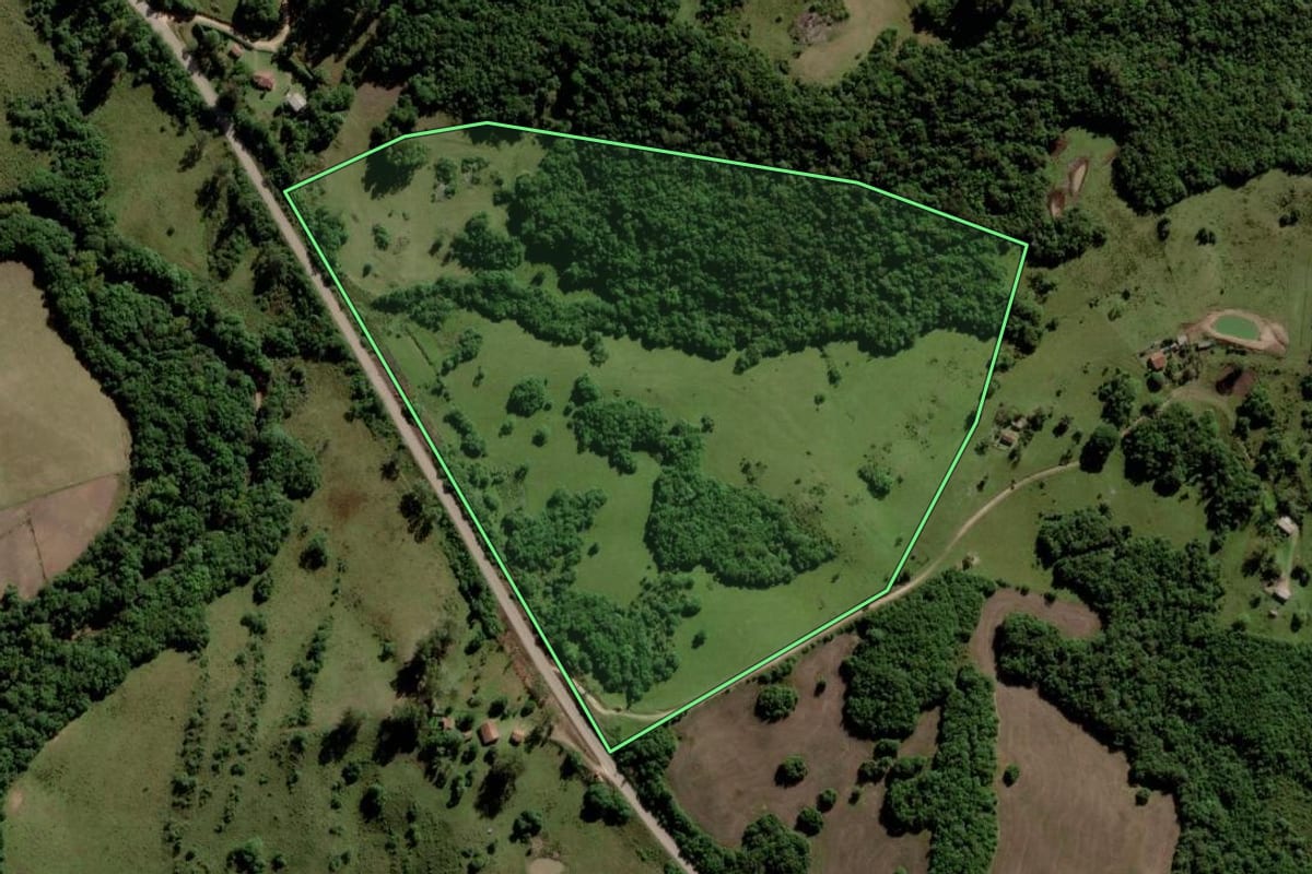 Imagem de satélite do imóvel rural em Piratini (RS), com o contorno declarado no CAR desenhado por cima.