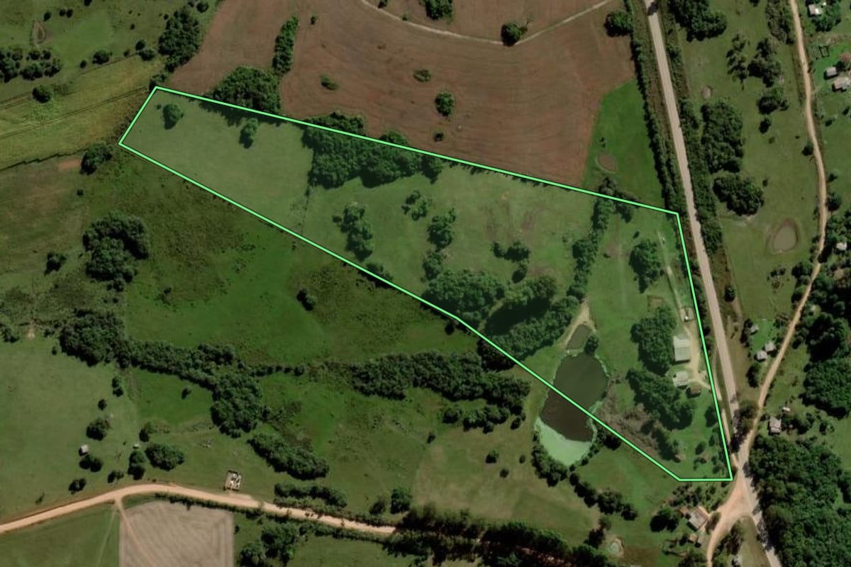 Imagem de satélite do imóvel rural em Piratini (RS), com o contorno declarado no CAR desenhado por cima.