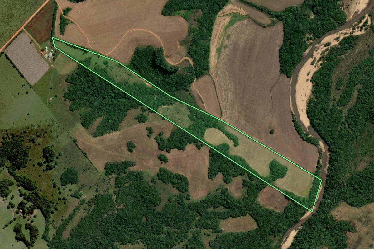 Imagem de satélite do imóvel rural em Piratini (RS), com o contorno declarado no CAR desenhado por cima.