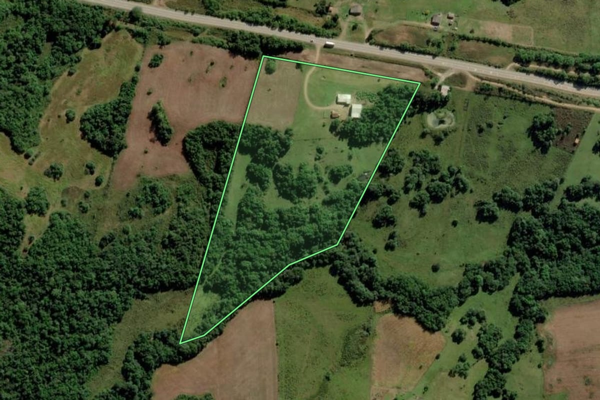 Imagem de satélite do imóvel rural em Piratini (RS), com o contorno declarado no CAR desenhado por cima.