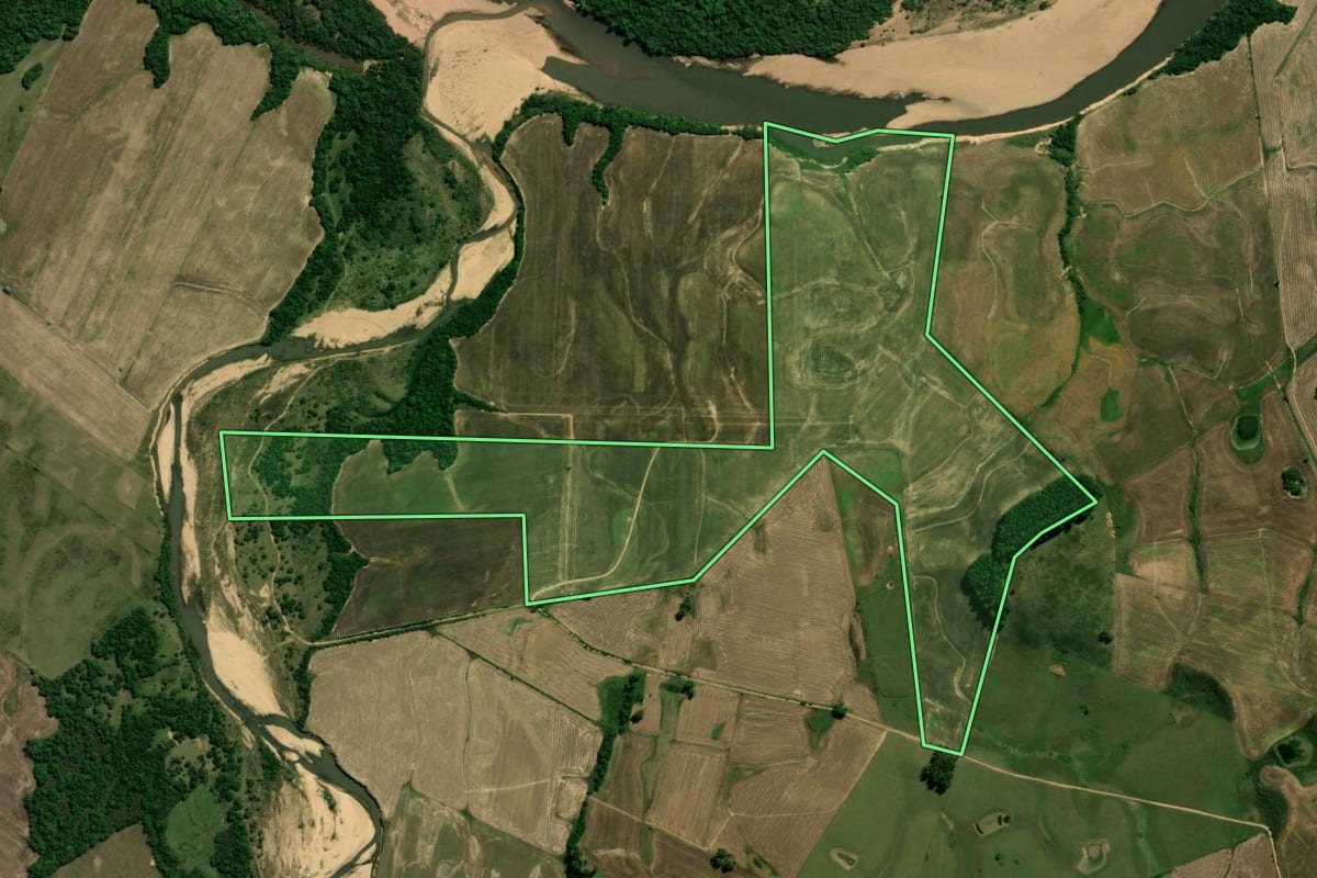 Imagem de satélite do imóvel rural em Piratini (RS), com o contorno declarado no CAR desenhado por cima.