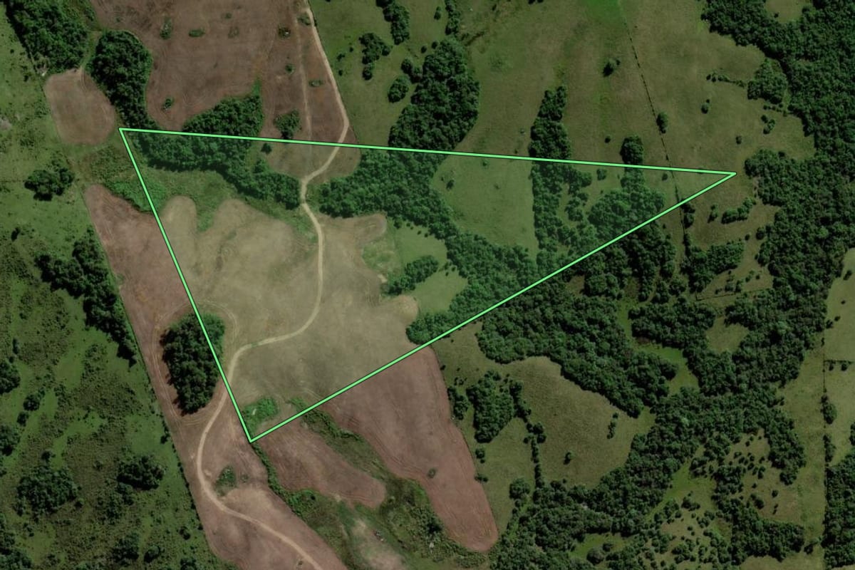 Imagem de satélite do imóvel rural em Piratini (RS), com o contorno declarado no CAR desenhado por cima.