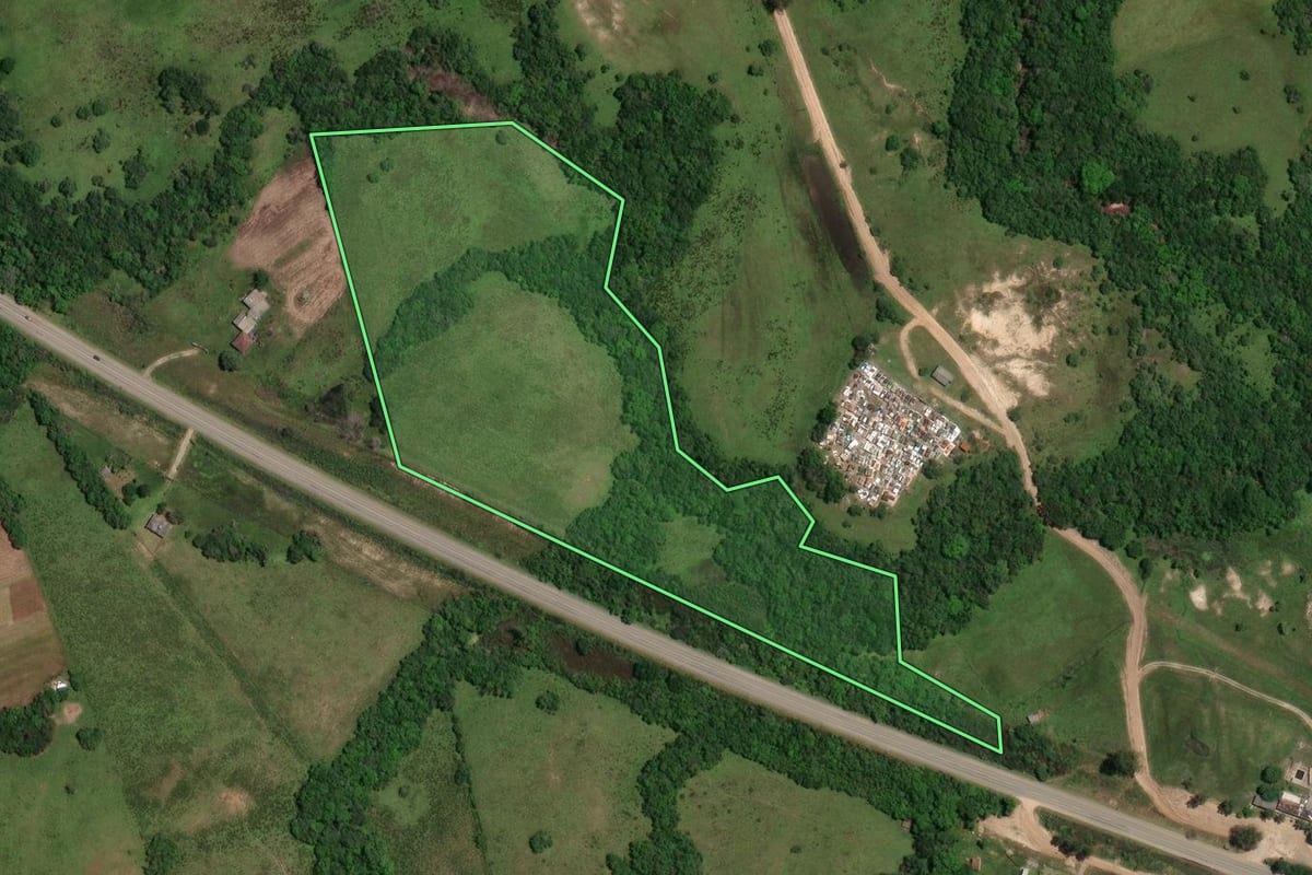 Imagem de satélite do imóvel rural em Piratini (RS), com o contorno declarado no CAR desenhado por cima.