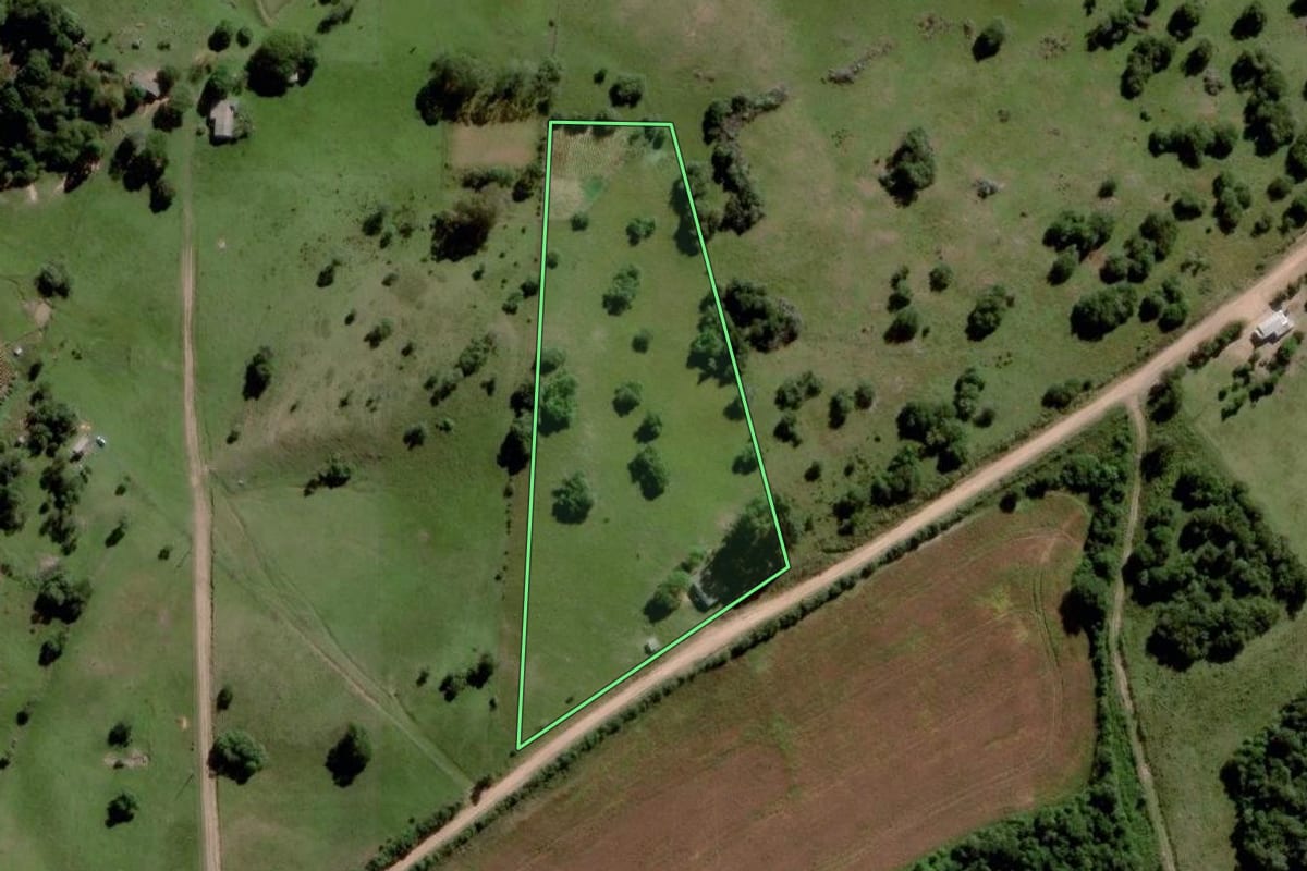 Imagem de satélite do imóvel rural em Piratini (RS), com o contorno declarado no CAR desenhado por cima.