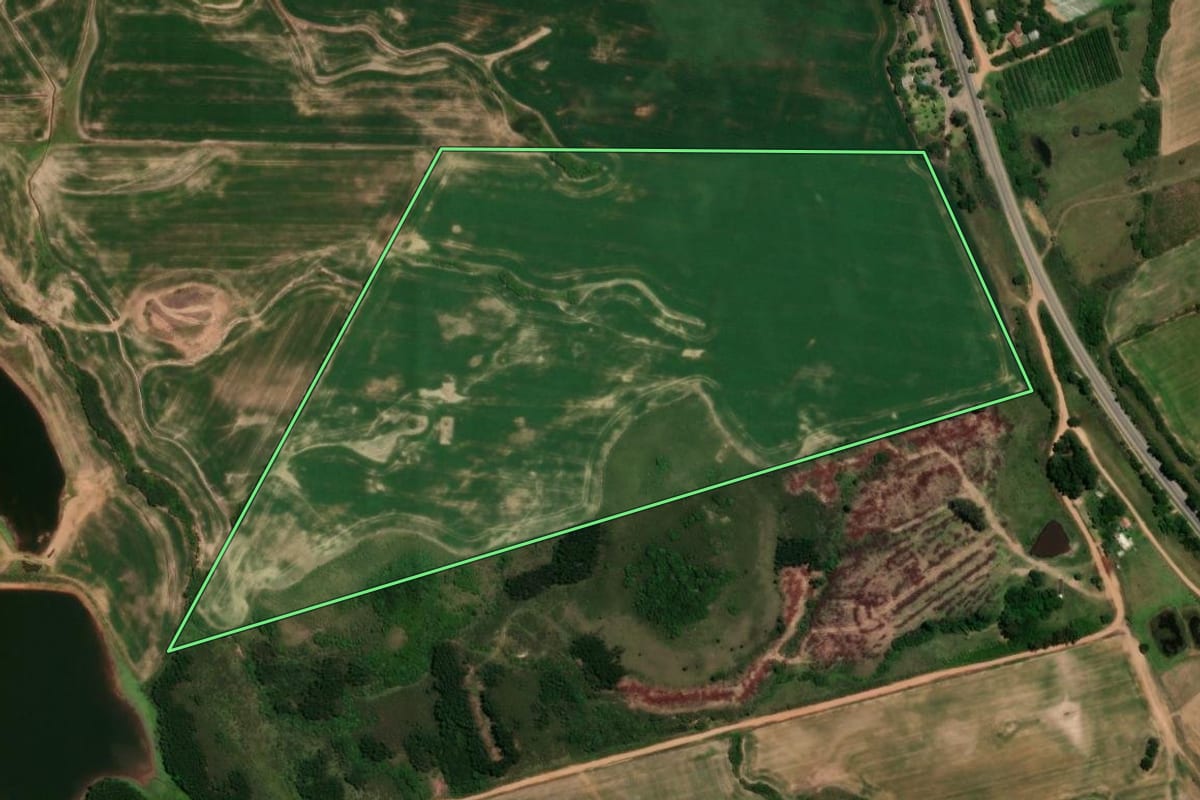 Imagem de satélite do imóvel rural em Piratini (RS), com o contorno declarado no CAR desenhado por cima.