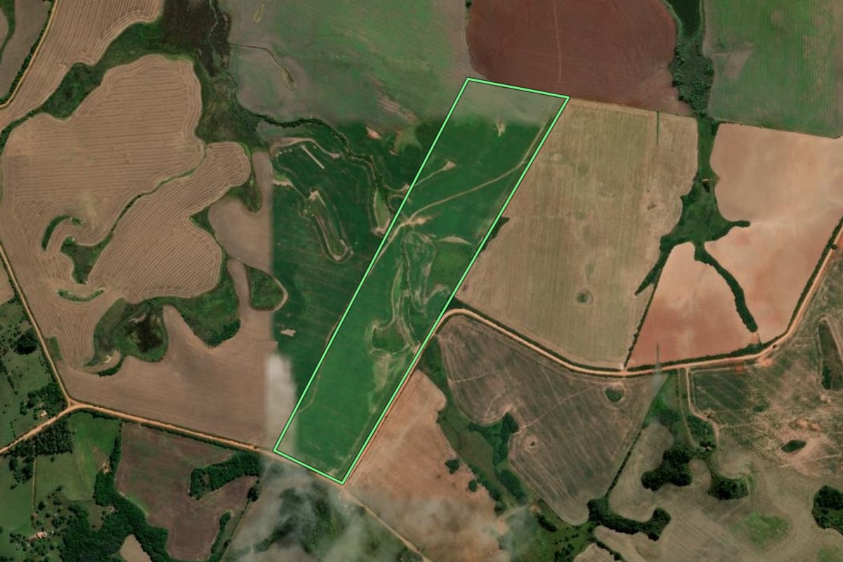 Imagem de satélite do imóvel rural em Piratini (RS), com o contorno declarado no CAR desenhado por cima.