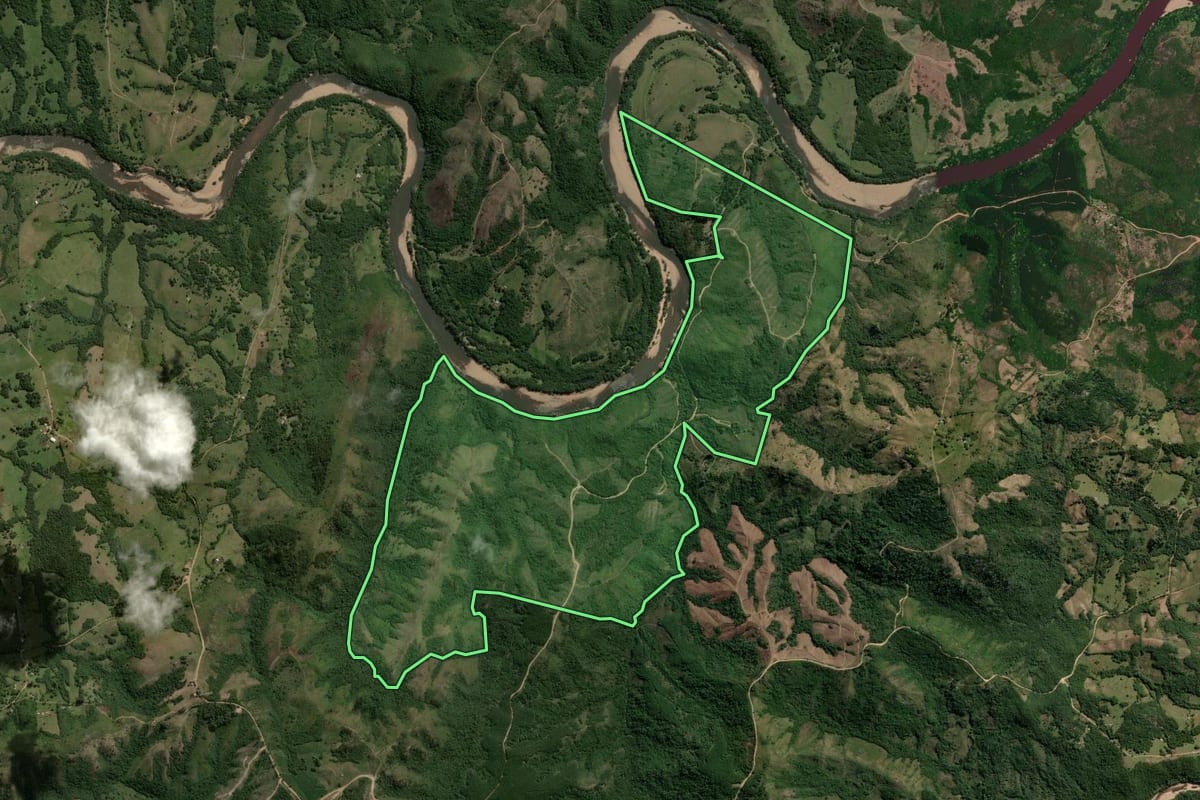 Imagem de satélite do imóvel rural em Piratini (RS), com o contorno declarado no CAR desenhado por cima.