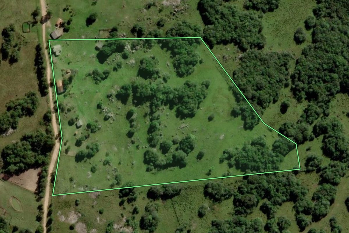 Imagem de satélite do imóvel rural em Piratini (RS), com o contorno declarado no CAR desenhado por cima.