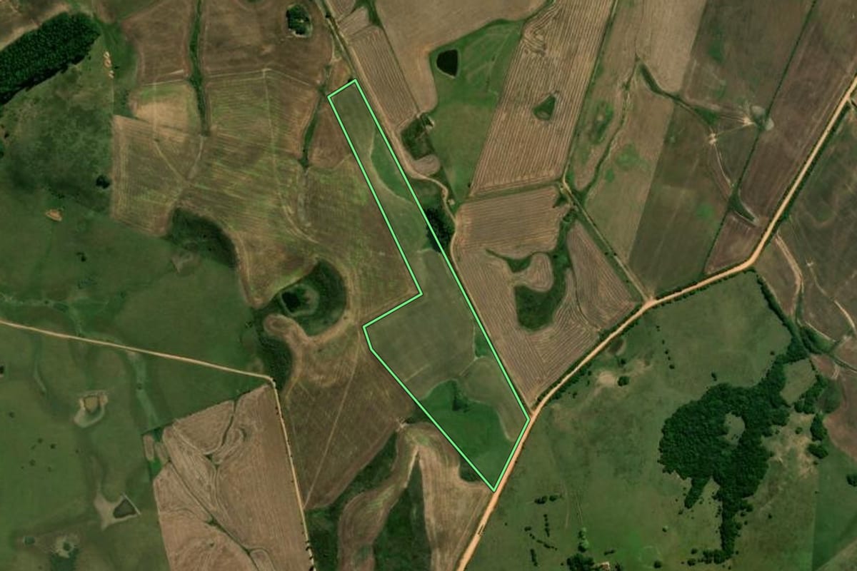 Imagem de satélite do imóvel rural em Piratini (RS), com o contorno declarado no CAR desenhado por cima.