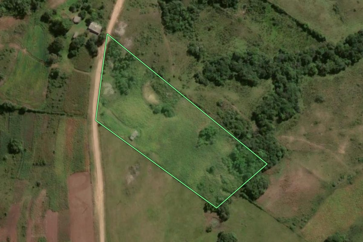 Imagem de satélite do imóvel rural em Piratini (RS), com o contorno declarado no CAR desenhado por cima.