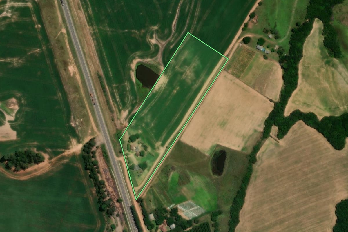 Imagem de satélite do imóvel rural em Piratini (RS), com o contorno declarado no CAR desenhado por cima.