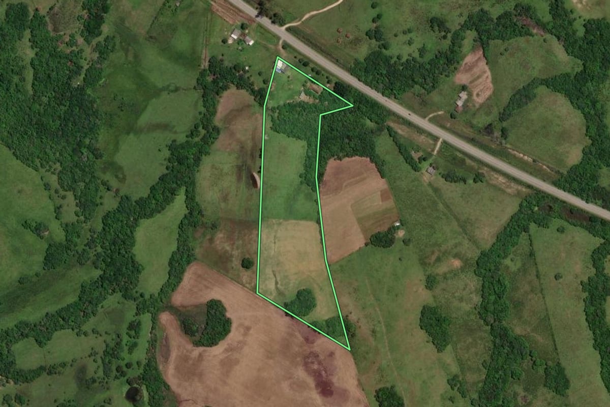 Imagem de satélite do imóvel rural em Piratini (RS), com o contorno declarado no CAR desenhado por cima.