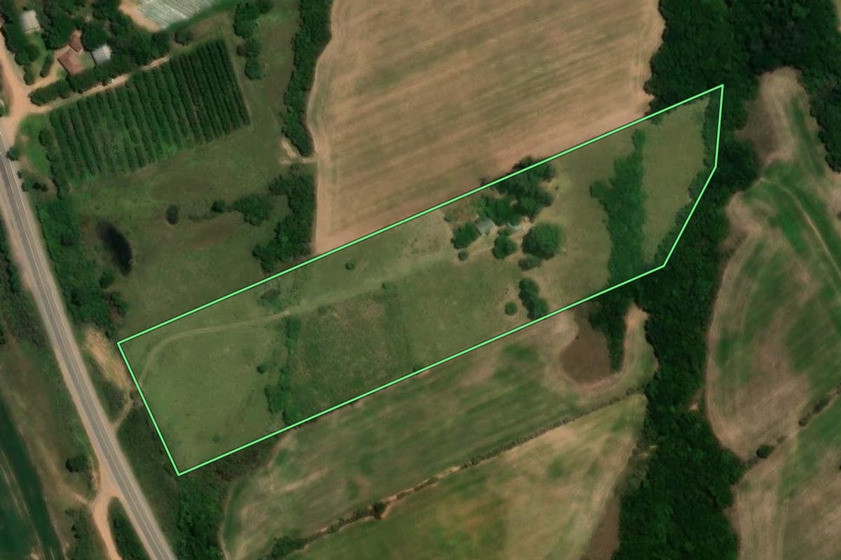 Imagem de satélite do imóvel rural em Piratini (RS), com o contorno declarado no CAR desenhado por cima.