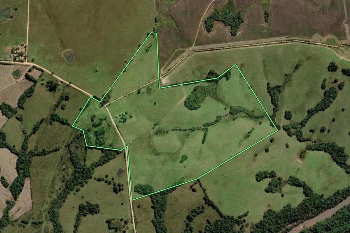 Imagem de satélite do imóvel rural em Piratini (RS), com o contorno declarado no CAR desenhado por cima.