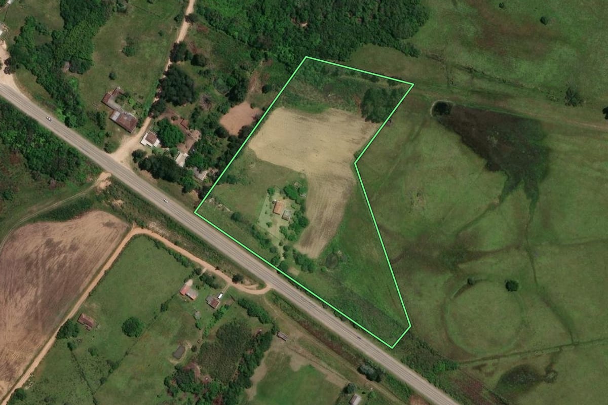Imagem de satélite do imóvel rural em Piratini (RS), com o contorno declarado no CAR desenhado por cima.