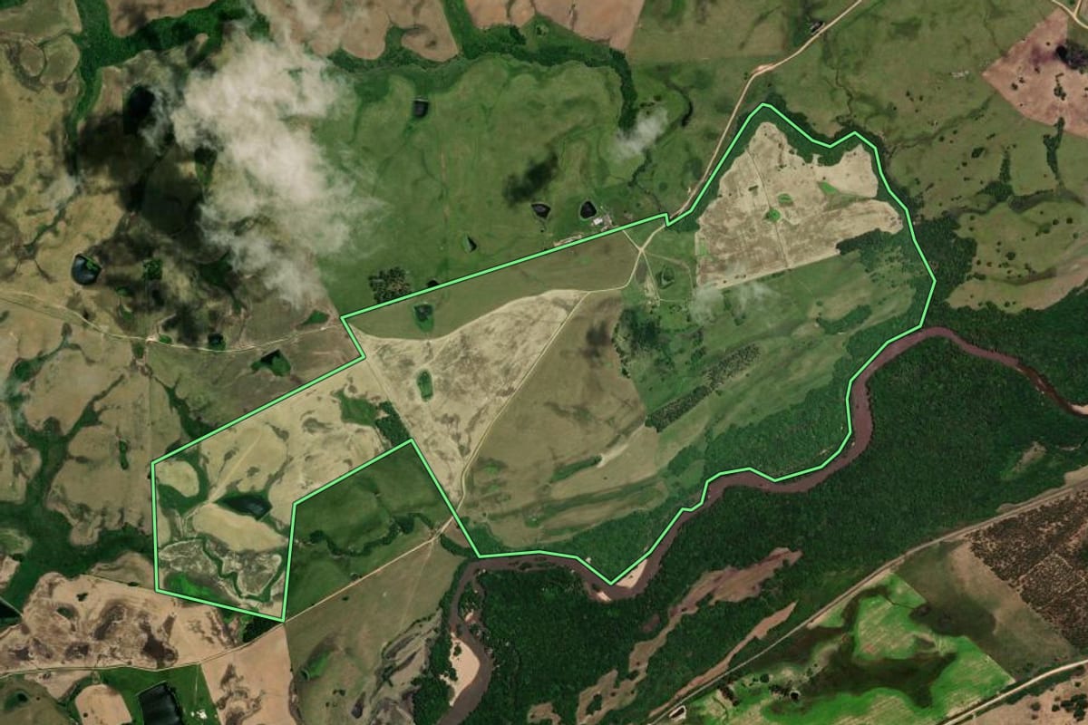 Imagem de satélite do imóvel rural em Piratini (RS), com o contorno declarado no CAR desenhado por cima.
