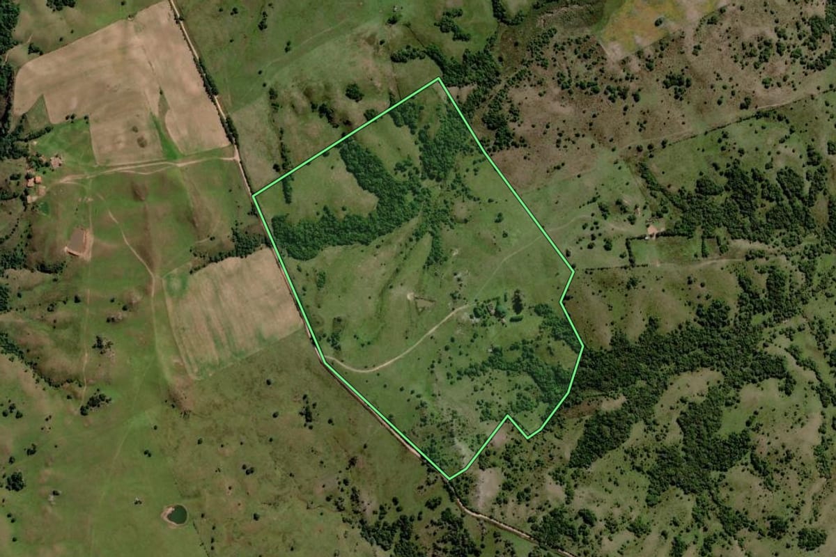 Imagem de satélite do imóvel rural em Piratini (RS), com o contorno declarado no CAR desenhado por cima.