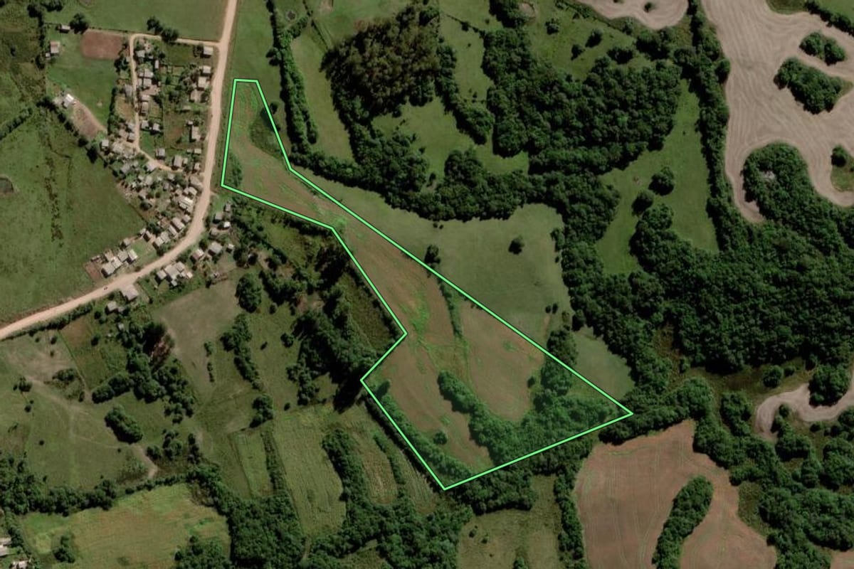 Imagem de satélite do imóvel rural em Piratini (RS), com o contorno declarado no CAR desenhado por cima.
