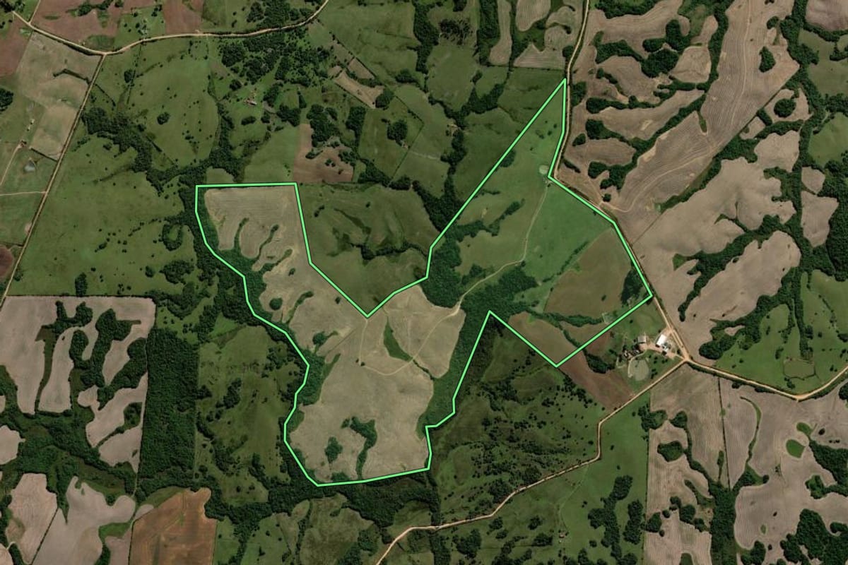 Imagem de satélite do imóvel rural em Piratini (RS), com o contorno declarado no CAR desenhado por cima.