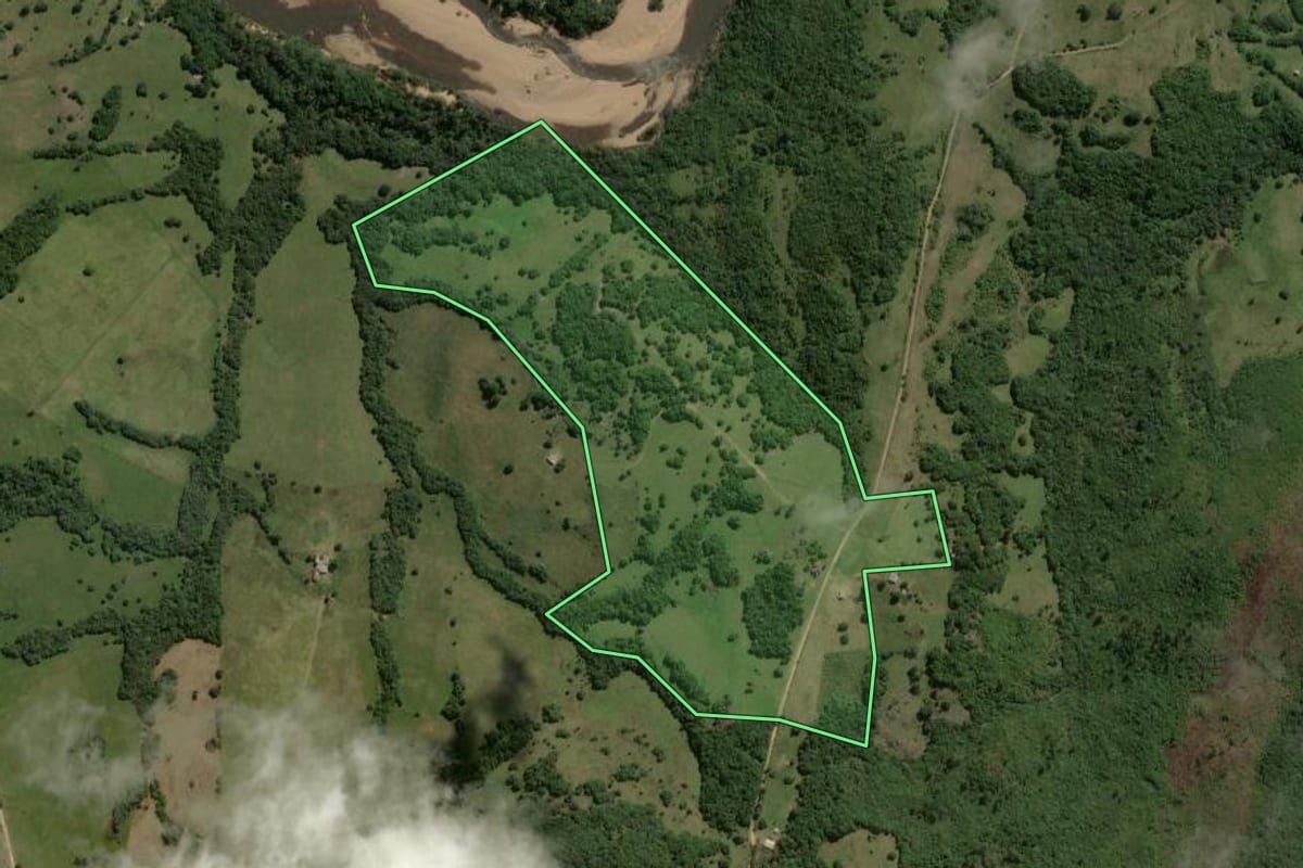 Imagem de satélite do imóvel rural em Piratini (RS), com o contorno declarado no CAR desenhado por cima.
